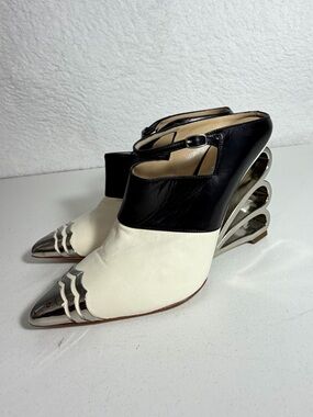 RARE Nicholas Kirkwood Sculptural Fan Heel Leather Pumps Ivory Black 37 US 6.5